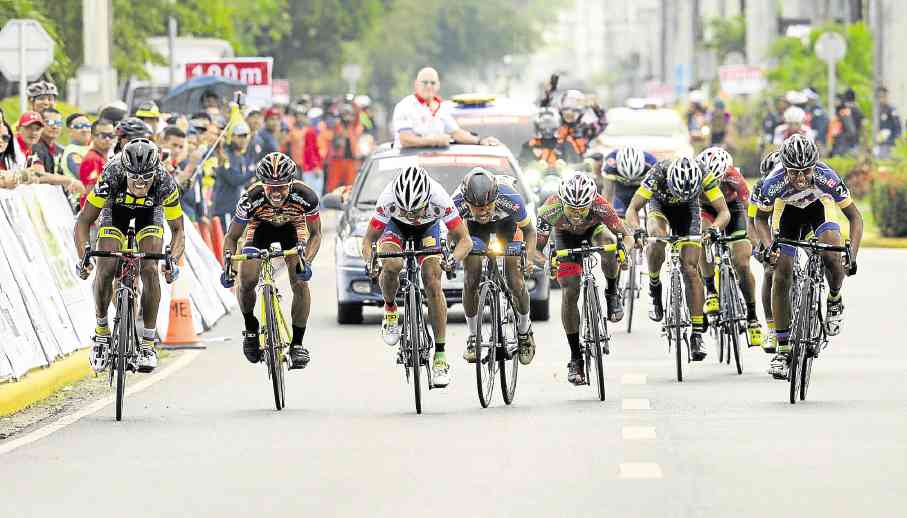 Cris Joven (left) leads a frenetic sprint to the finish in Thursday’s stage. The Army ace is also among those crowding Rudy Roque for the individual lead. —ROMY HOMILLADA