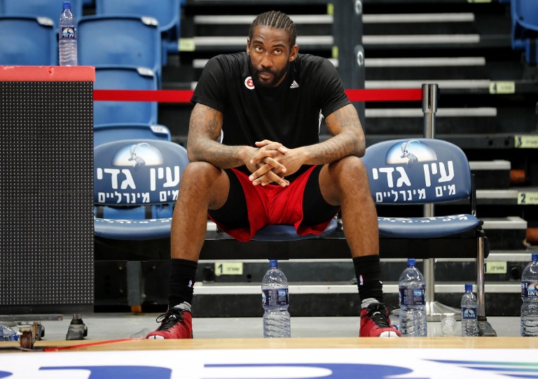 Former NBA All-Star Amar'e Stoudemire rests during a basketball training session with his new club Hapoel Jerusalem in Jerusalem on October 7, 2016.  Stoudemire, who followed a winding path from poverty to professional basketball fame in the United States, has embarked on a new journey. After an NBA career that began with great promise before being cut short by injuries, Stoudemire has decided to make Jerusalem his home, becoming the most famous name to ever join the Israeli league.  / AFP PHOTO / THOMAS COEX