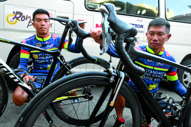Team Navy Jan Paul Morales (right) and Rudy Roque prepare their bike at a hotel in Iloilo City for 40 kilometers individual time trial in Guimaras Island on March 2.INQUIRER PHOTO / NIÑO JESUS ORBETA
