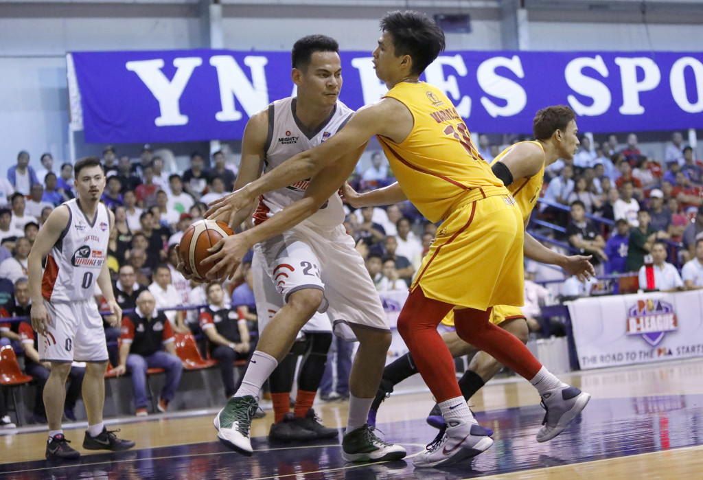 Ben Adamos tries to get away from the defense of Paul Varilla. PBA IMAGES