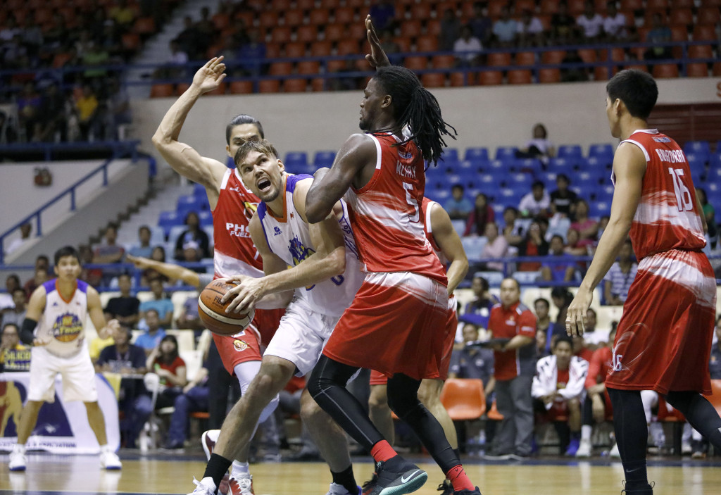 Lou Amundson tries to get away from the defense of JC Intal and Jameel McKay. PBA IMAGES