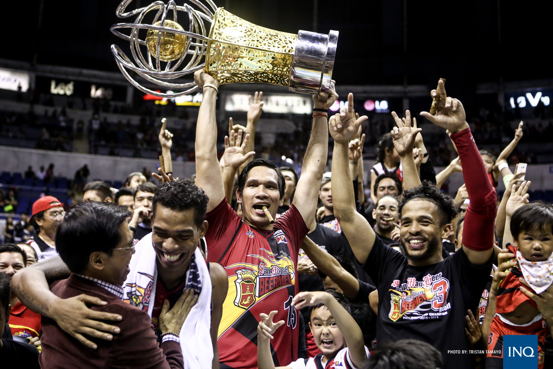 Fajardo lifts PBA Philippine Cup trophy as Beermen celebrate another crown. Photo by Tristan Tamayo/INQUIRER.net