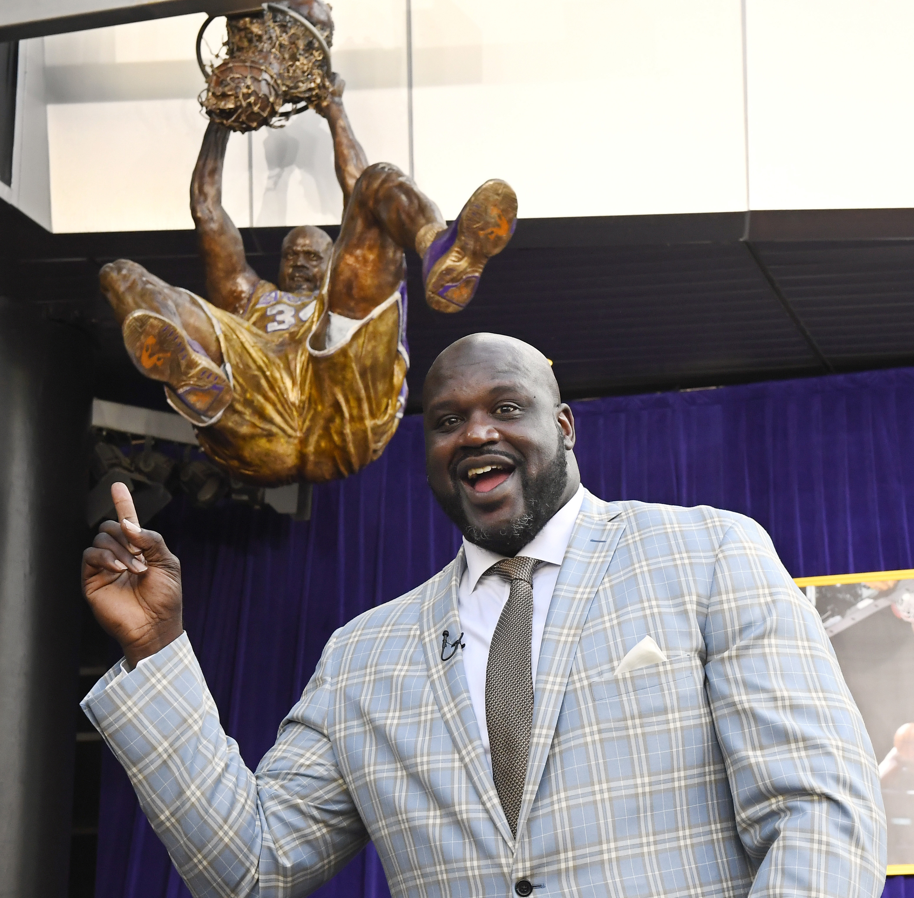 L.A. Lakers Honor Shaquille O'Neal With Statue Outside Staples Center – The  Hollywood Reporter