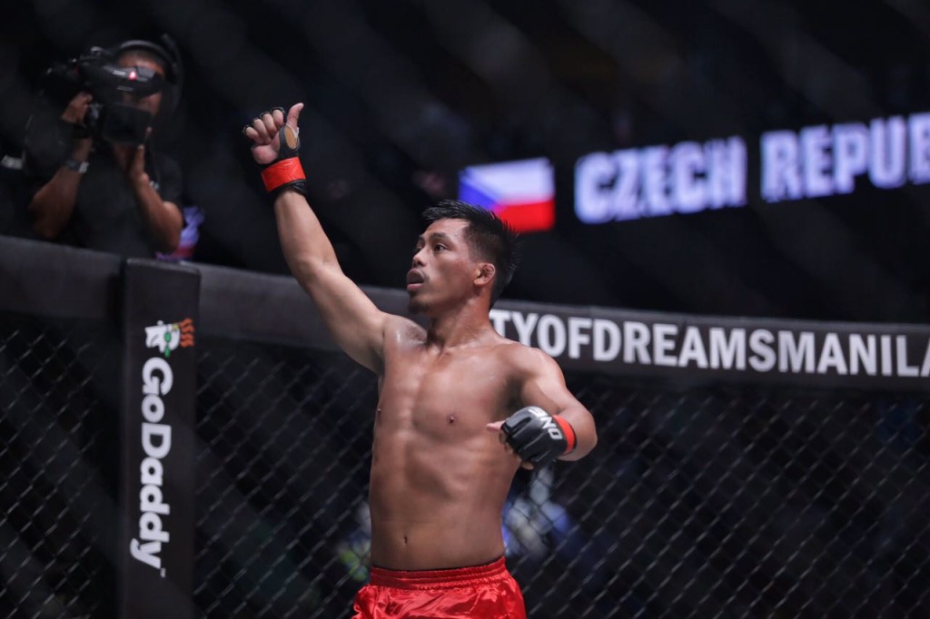 Honorio Banario celebrates after his knockout win over Jaroslav Jartim. Photo by Tristan Tamayo/ INQUIRER.net