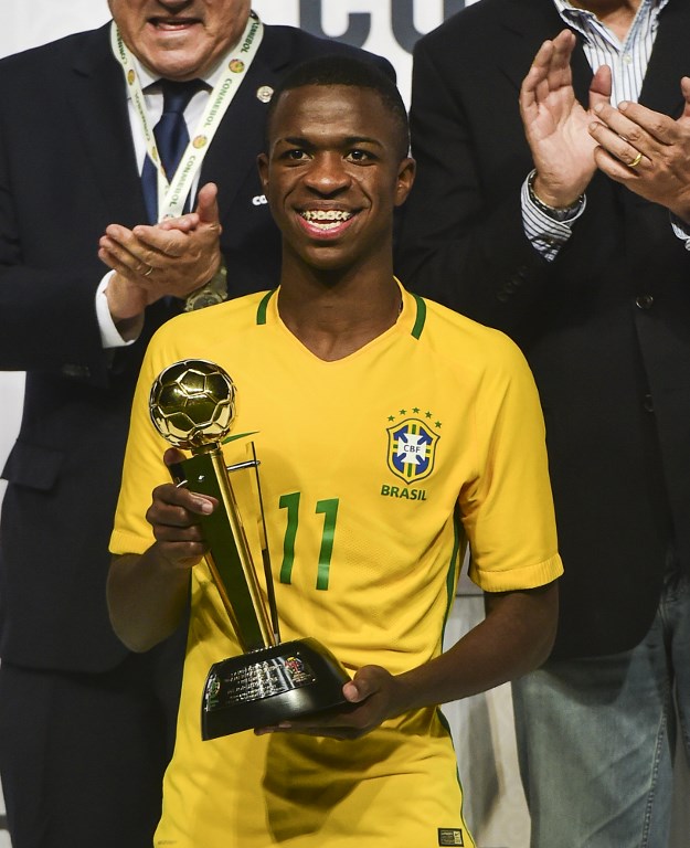 Brazil´s  Vinicius Junior poses with the best player trophy in the South American U-17 football tournament in Rancagua, some 90 km south of Santiago de Chile on March 19, 2017. / AFP PHOTO / MARTIN BERNETTI
