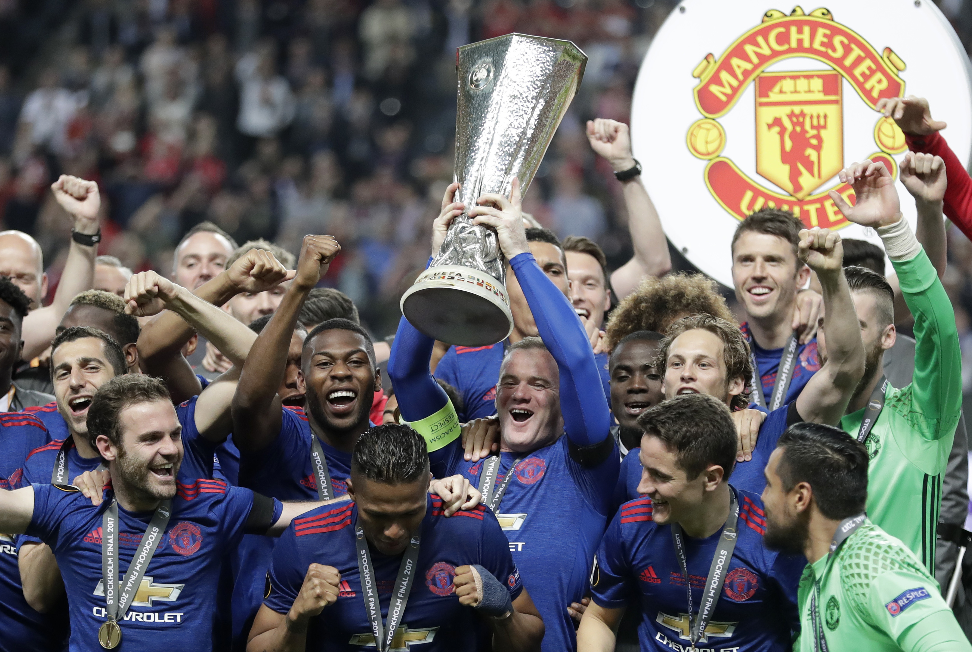 Man United fans celebrate triumph after tragedy | Inquirer Sports