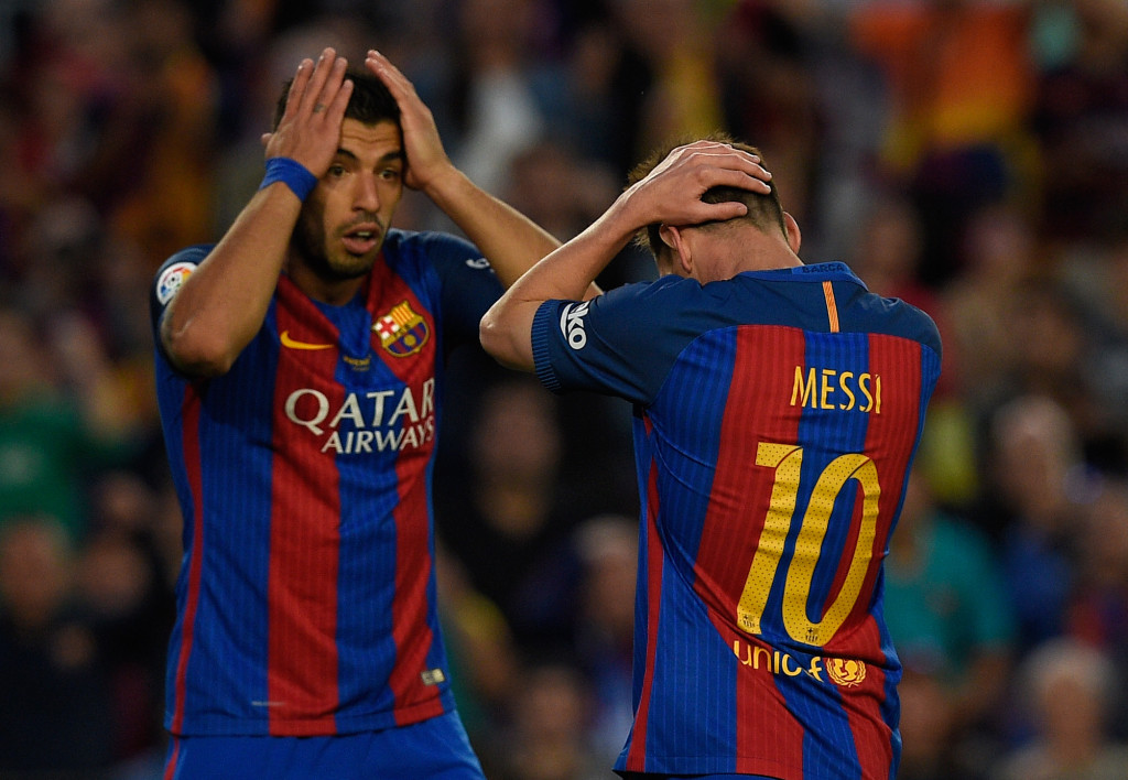Barcelona's Argentinian forward Lionel Messi (R) and Barcelona's Uruguayan forward Luis Suarez (L) gesture during the Spanish league football match FC Barcelona vs SD Eibar at the Camp Nou stadium in Barcelona on May 21, 2017. / AFP PHOTO / LLUIS GENE