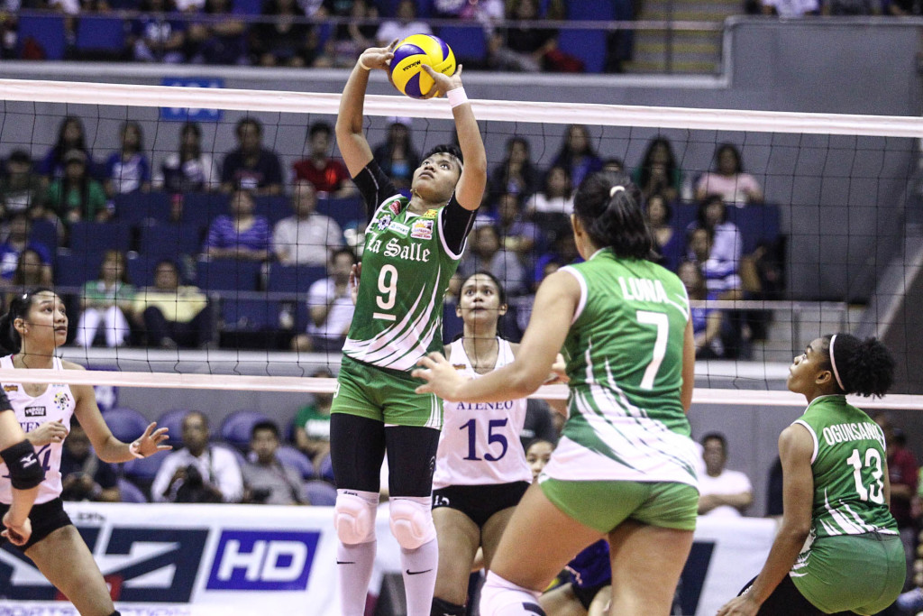 La Salle's Kim Fajardo sets during Game 1 of the UAAP Season 79 women's volleyball Finals against Ateneo on Tuesday, May 2, 2017, at Smart Araneta Coliseum. CONTRIBUTED PHOTO