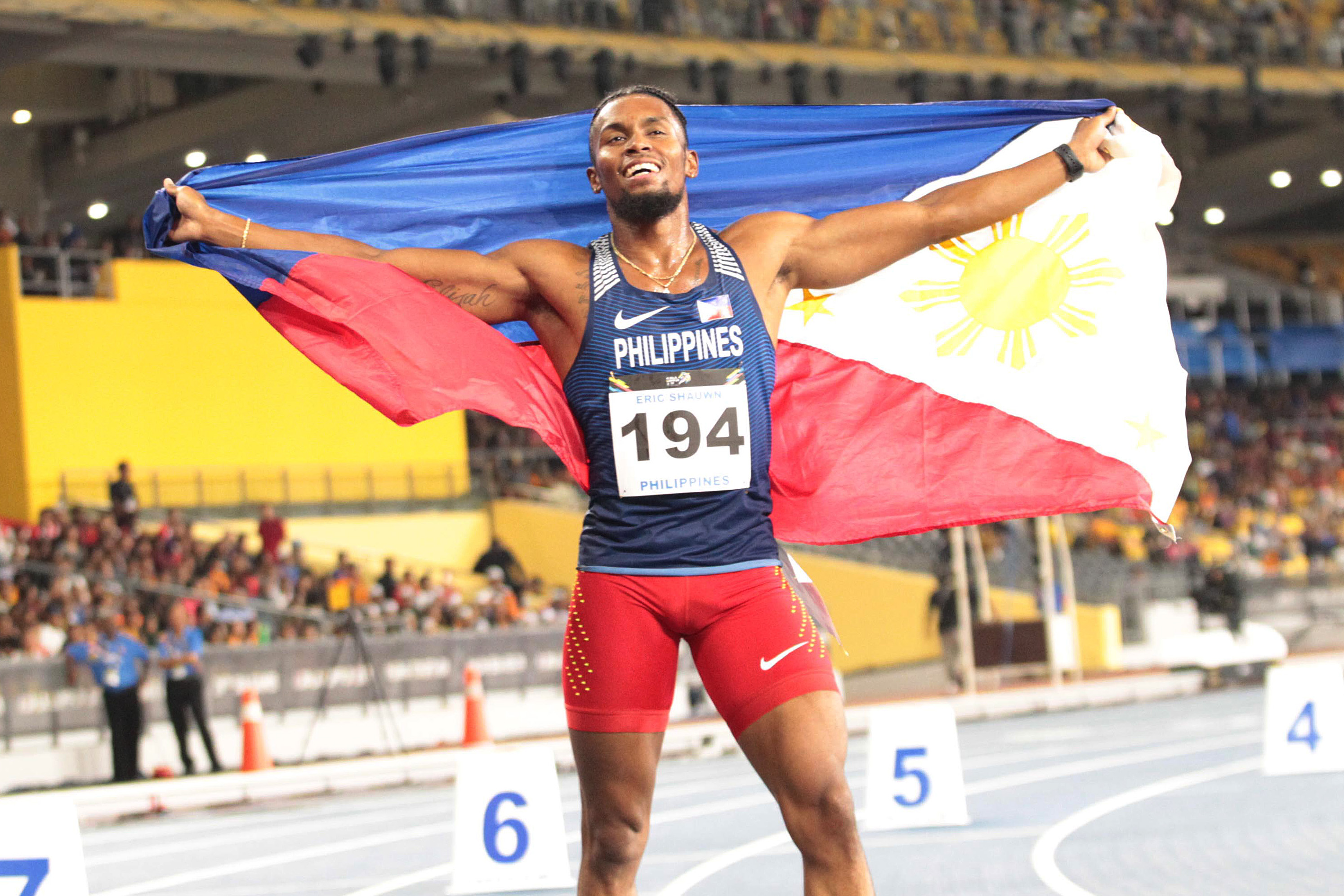FOTO DE ARCHIVO: Eric Cray de Filipinas compite en el evento masculino de 400 metros con vallas de los 29º Juegos del Sudeste Asiático.  Cray registró 50,03 segundos para ganar la medalla de oro.  FOTO CONTRIBUIDA/PISCINA