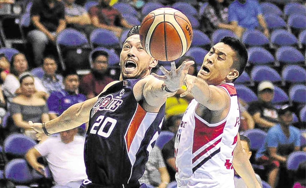 Jared Dillinger of Meralco (left) and Kyle Pascual of Blackwater battle for possession during their previous match. —AUGUST DELA CRUZ