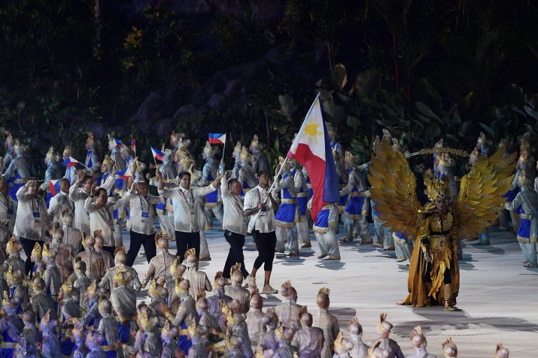 Philippines' flagbearer Jordan Clarkson leads the delegation during the opening ceremony of the 2018 Asian Games at the Gelora Bung Karno main stadium in Jakarta on August 18, 2018