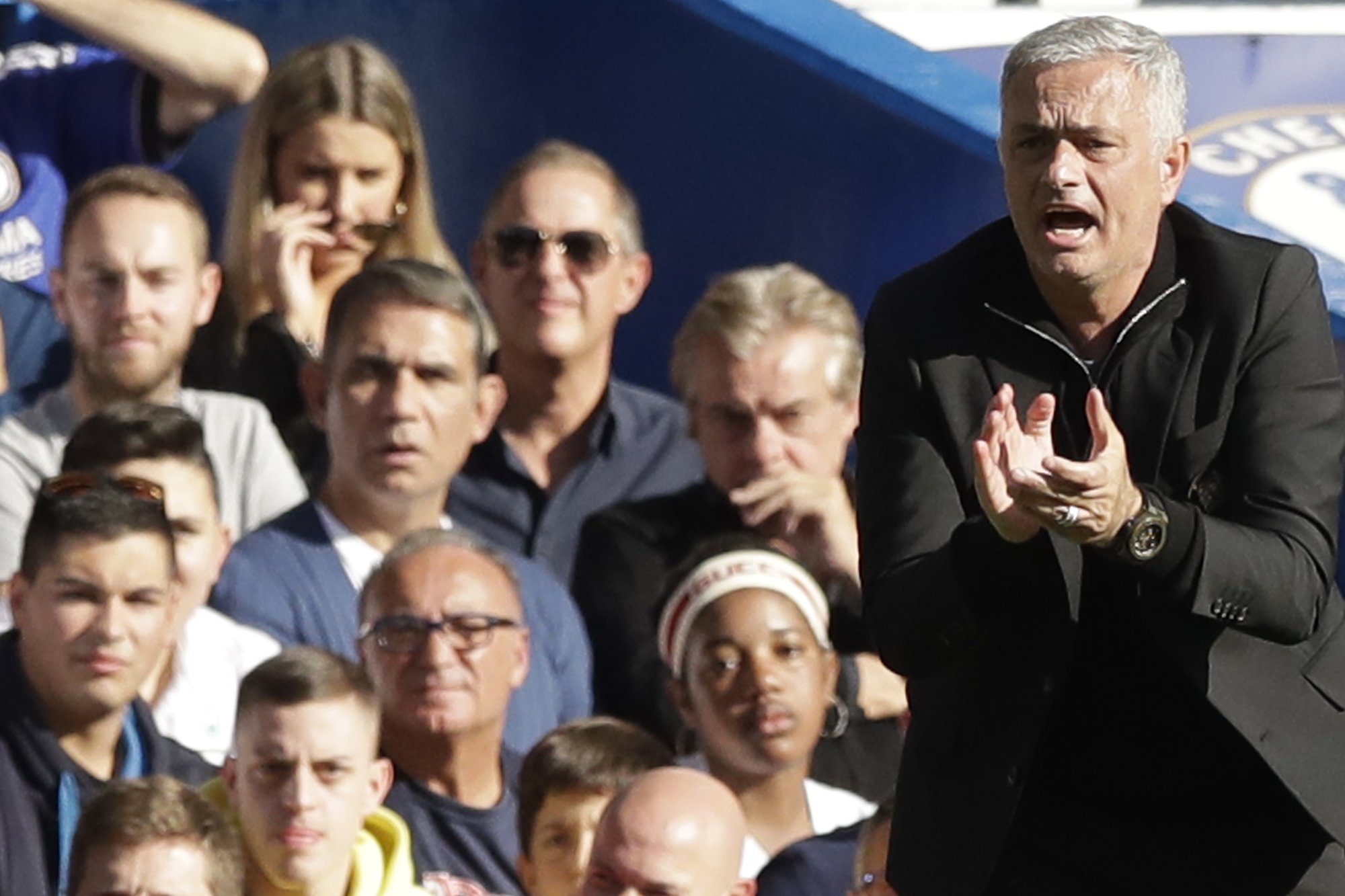 Mourinho melee as United concedes late, draws 2-2 at Chelsea