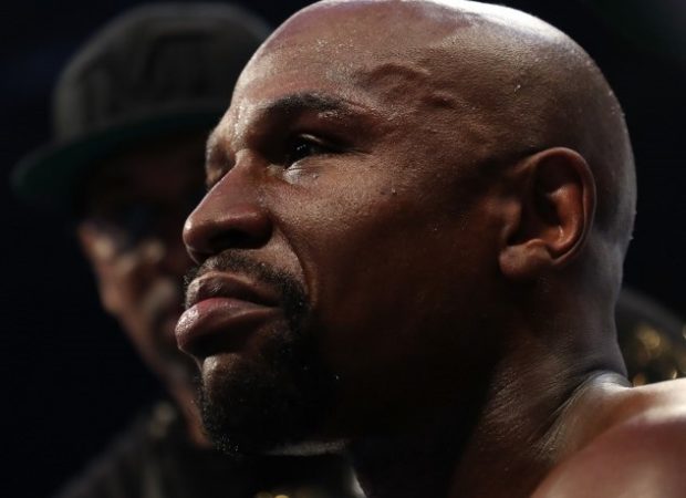LAS VEGAS, NV - AUGUST 26: (L-R) Floyd Mayweather Jr. sits in his corner in between rounds of his super welterweight boxing match against Conor McGregor on August 26, 2017 at T-Mobile Arena in Las Vegas, Nevada. Christian Petersen/Getty Images/AFP