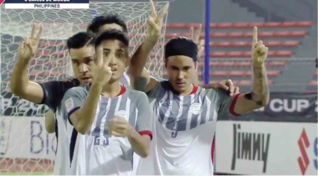 Iain Ramsay, Patrick Reichelt and Carlie De Murga signal the V sign in honor of the team’s late supporter, Vhonne Servinda, in this screengrab. —CEDELF P. TUPAS