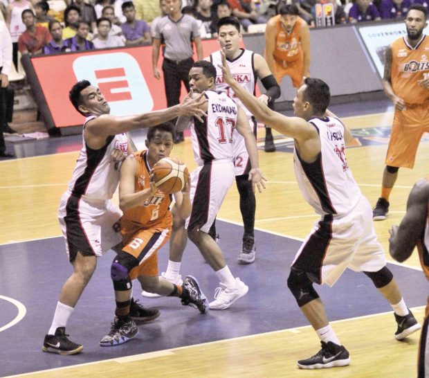 Alaska’s Vic Manuel won’t allow Meralco’s Mike Tolomia an easy basket during their PBA semifinal match on Sunday. —AUGUST DELA CRUZ