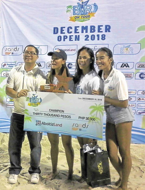 Champions Bea Tan (second from left) and Dzi Gervacio (third from left) receive their prize during the awards ceremonies.