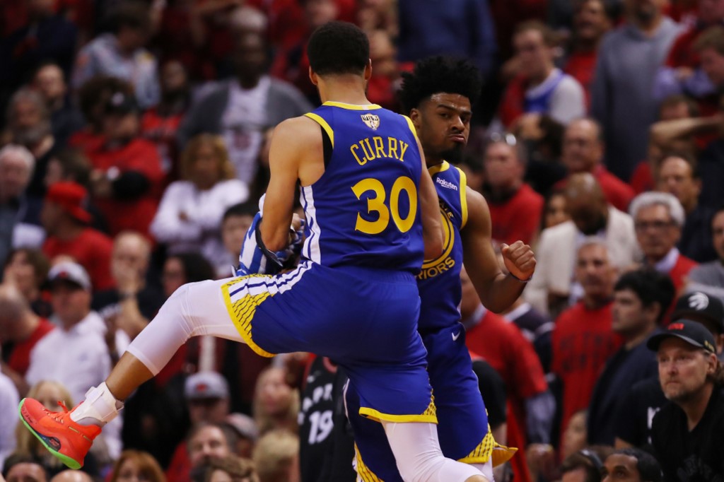 Warriors even NBA Finals, hold off Raptors in Game 2 | Inquirer Sports