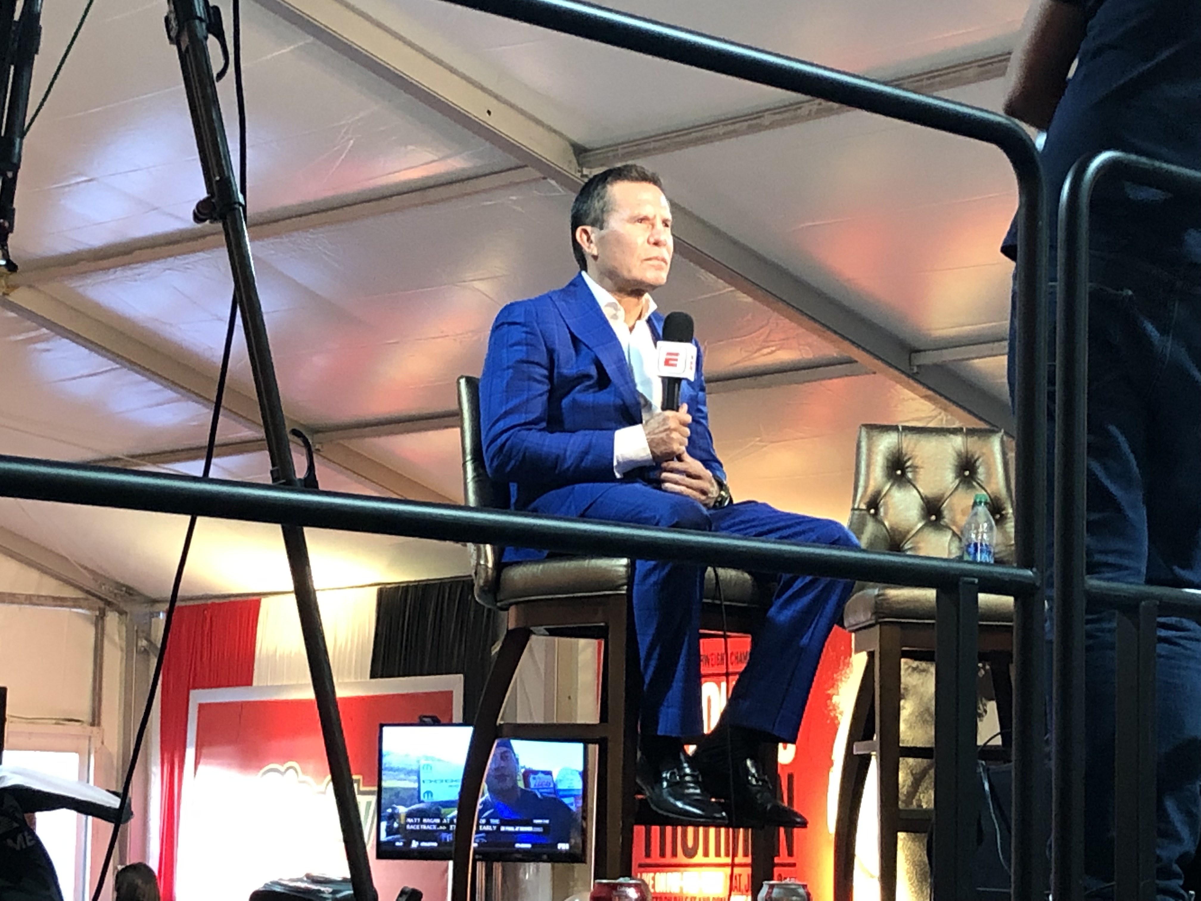 Julio Cesar Chavez melakukan tugas siaran untuk ESPN.