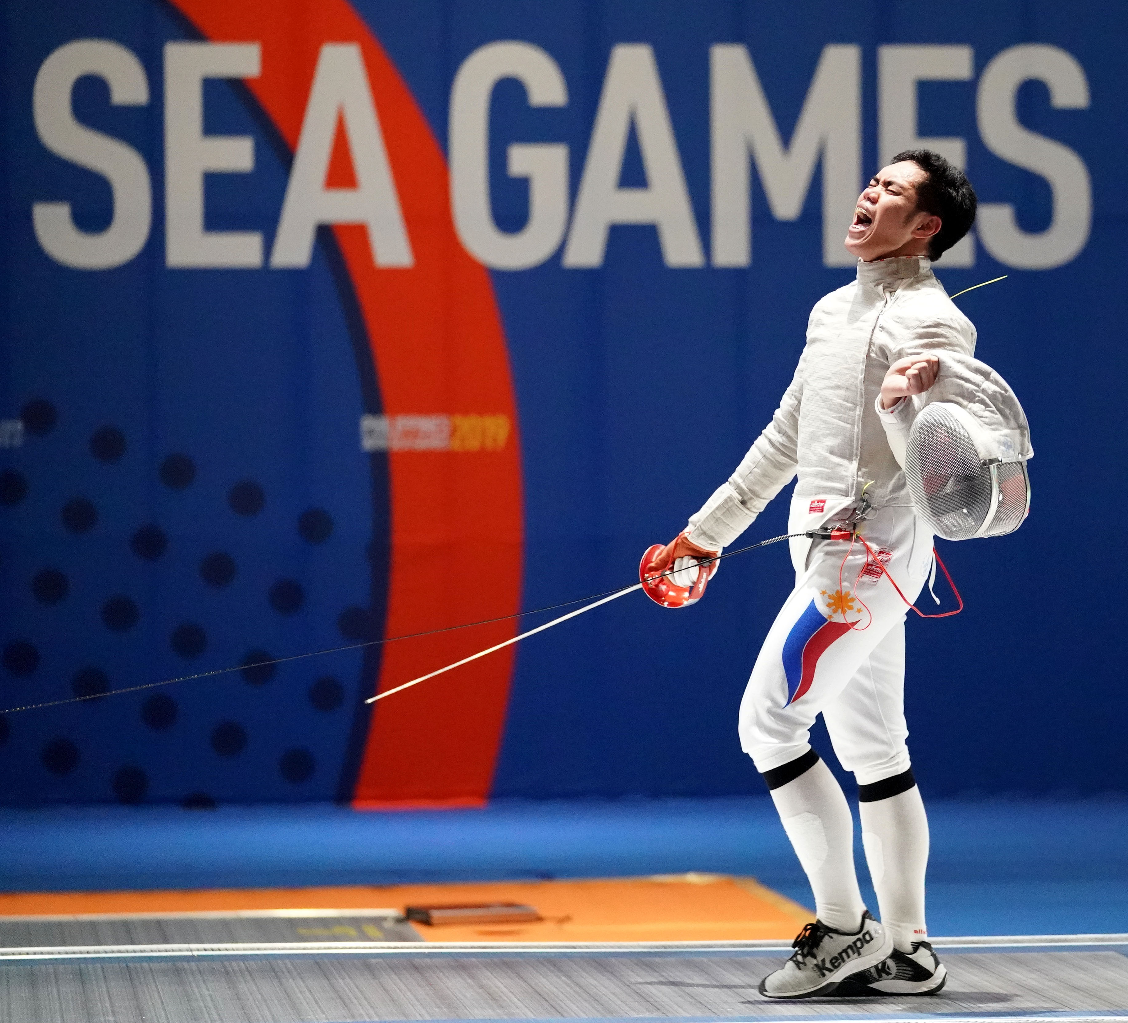 Philippines' Christian Concepcion settles for silver against Vu Than An of Vietnam in the men's fencing individual sabre in the 2019 SEA Games at the World Trade Center. INQUIRER PHOTO/AUGUST DELA CRUZ