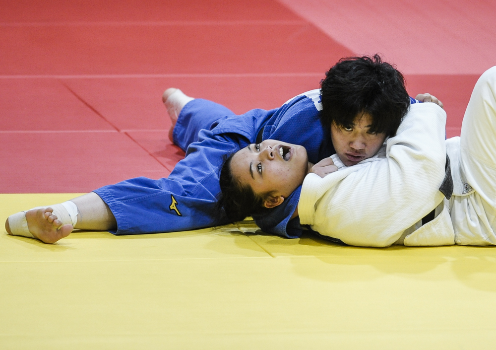  Philippines' Kiyomi Watanabe and Malaysia's Nik Azman Nik compete during the women's -63 kg in 30th SEA Games Judo