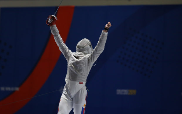 Winning moment for Jylyn Nicanor of Philippines against  Permatasari Diah of Indonesia duing fencing competition held at World Trade Center.  PDI/ JOAN S BONDOC
