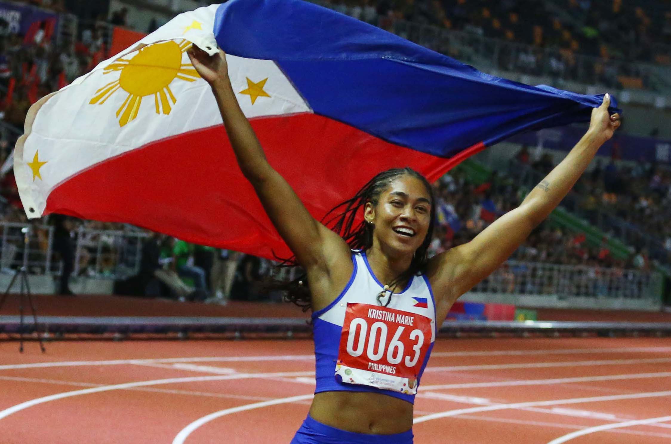 Ang Kristina Marie Knott ng Pilipinas ay nagwagi ng ginto sa pambansang 200m run sa Timog Sil...