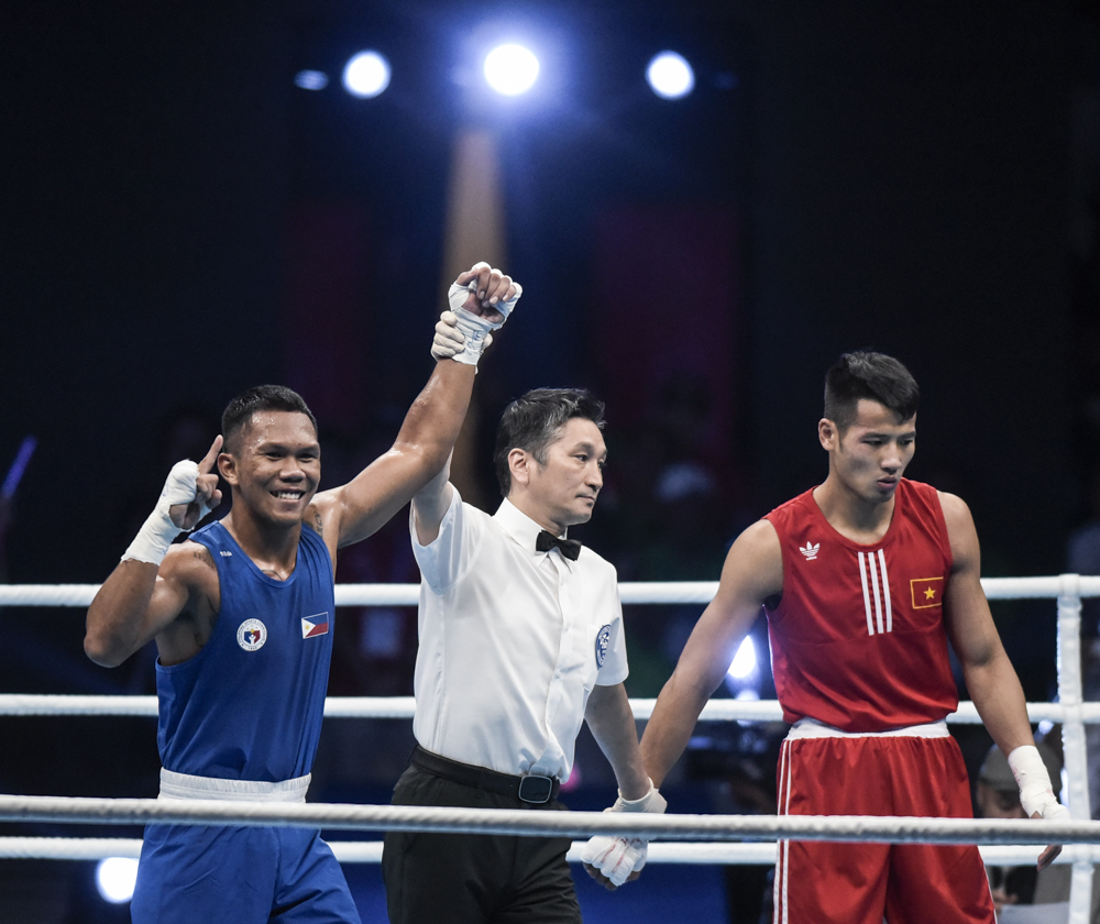 Philippines' Eumir Felix Marcial celebrates after knocking out Vietnam's Nguyen Manh Cuong to claim the gold medal during the 30th South East Asian Games 2019 Men's Middleweight (75 kg). 