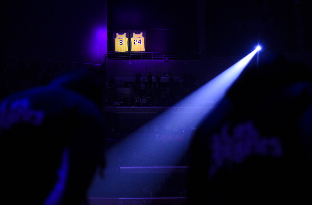 Lakers, fans salute Kobe Bryant in emotional return to Staples