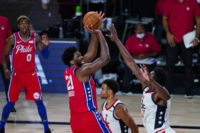 76ers foil Wizards ; Simmons leaves with knee injury