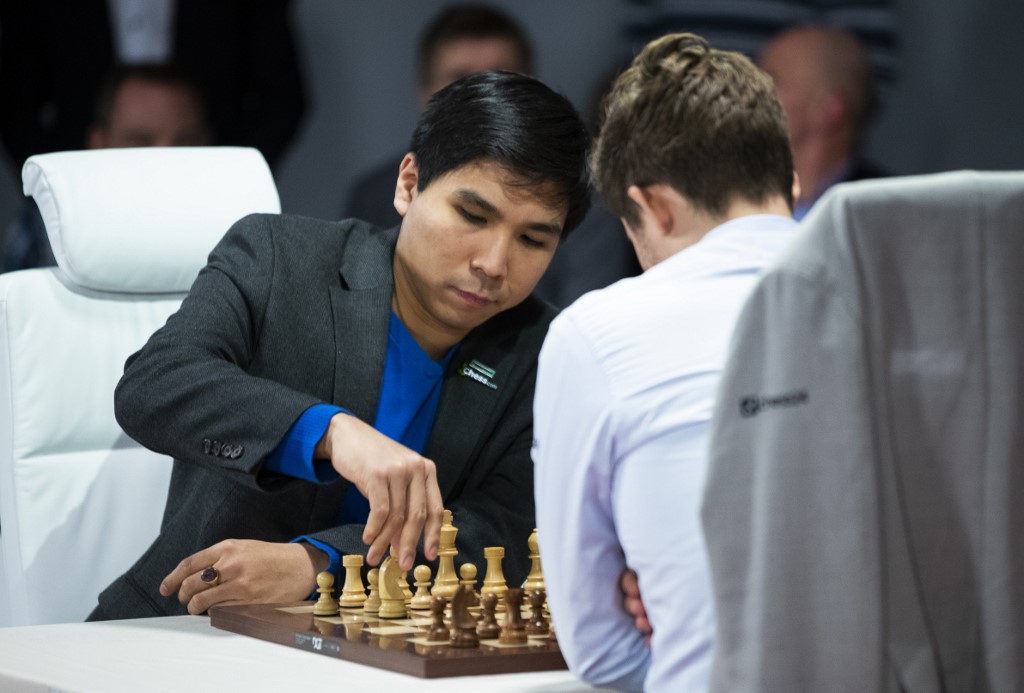 Norwegian chess Grandmaster Magnus Carlsen (R) and Filipino-American chess grandmaster Wesley So