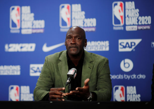 Michael Jordan dalam pembicaraan untuk menjual saham mayoritas di Hornets–laporan