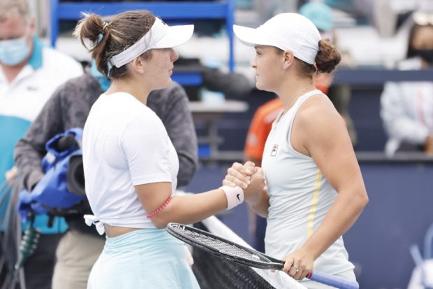 MIAMI GARDENS, FLORIDA - APRIL 03: Bianca Andreescu of Canada shakes hands with Ashleigh Barty of Australia after retiring during the final of the Miami Open at Hard Rock Stadium on April 03, 2021 in Miami Gardens, Florida. Michael Reaves/Getty Images/AFP (Photo by Michael Reaves / GETTY IMAGES NORTH AMERICA / Getty Images via AFP)