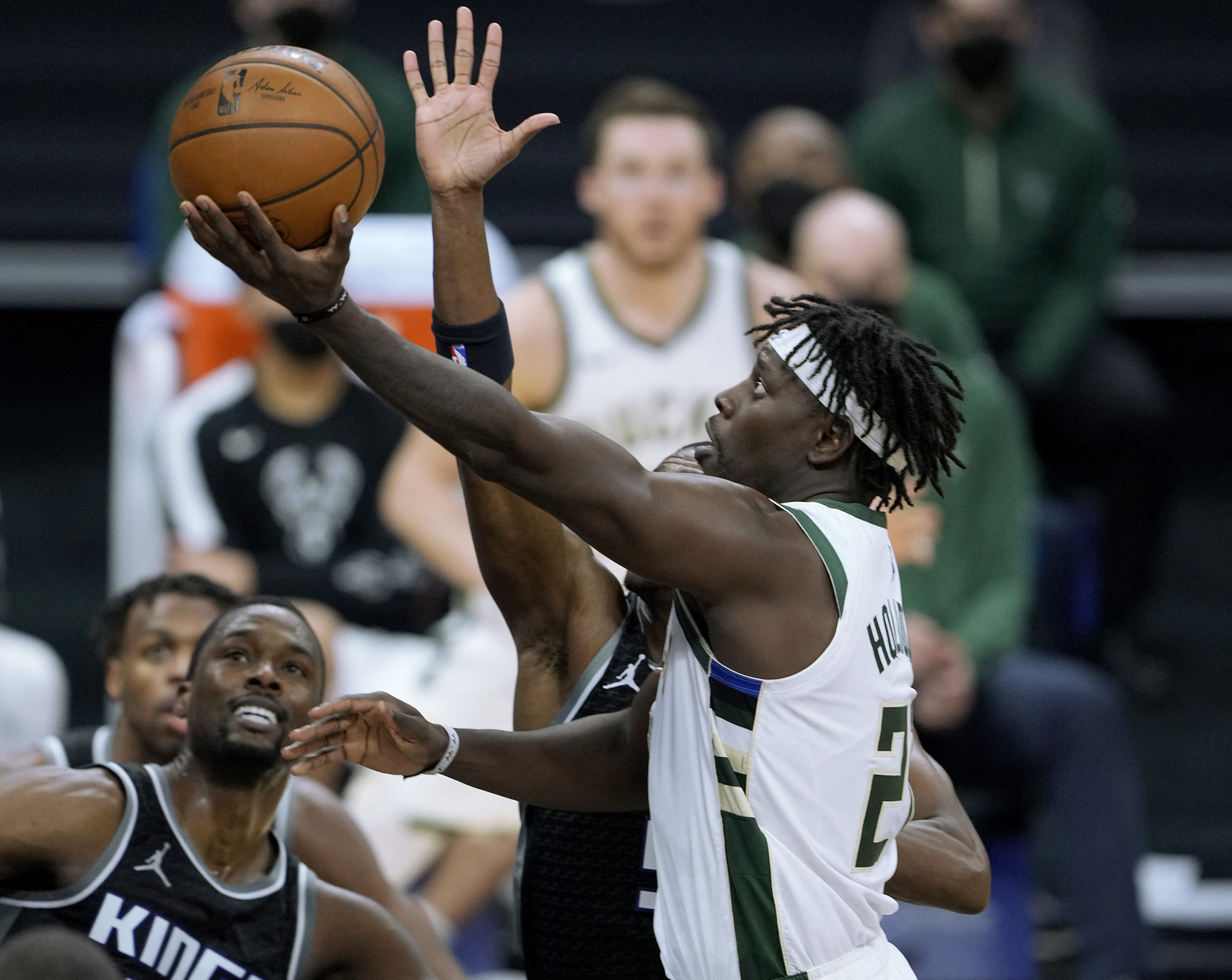 Jrue Holiday's heroics give Bucks thrilling win at Kings Inquirer Sports