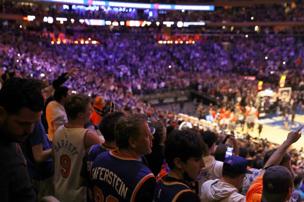 Nearly 15,000 fans filled the arena tonight to watch the game between the New York Knicks and the Atlanta Hawks 