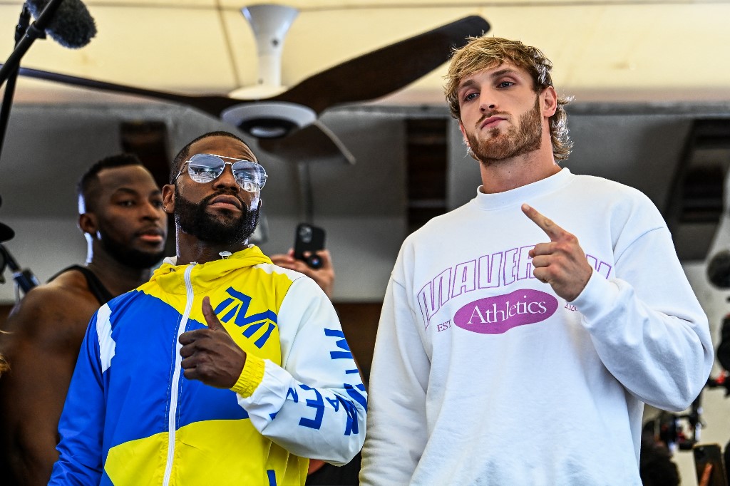 Former world welterweight king Floyd Mayweather (L) and YouTube personality Logan Paul 