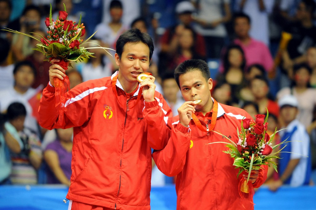 Markis Kido (R) and Hendra Setiawan of Indonesia posing with their gold medals after winning the men's badminton doubles competition at the 2008 Beijing Olympic Games in Beijing
