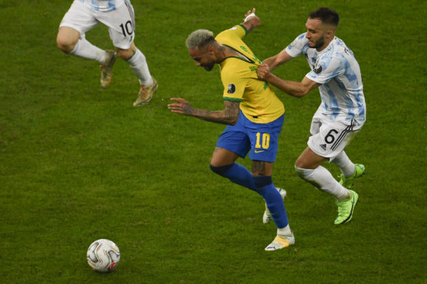 Brazil's Neymar (L) and Argentina's German Pezzella vie for the ball during the Conmebol 2021 Copa America football tournament final match at the Maracana Stadium in Rio de Janeiro, Brazil, on July 10, 2021. (Photo by MAURO PIMENTEL / AFP)