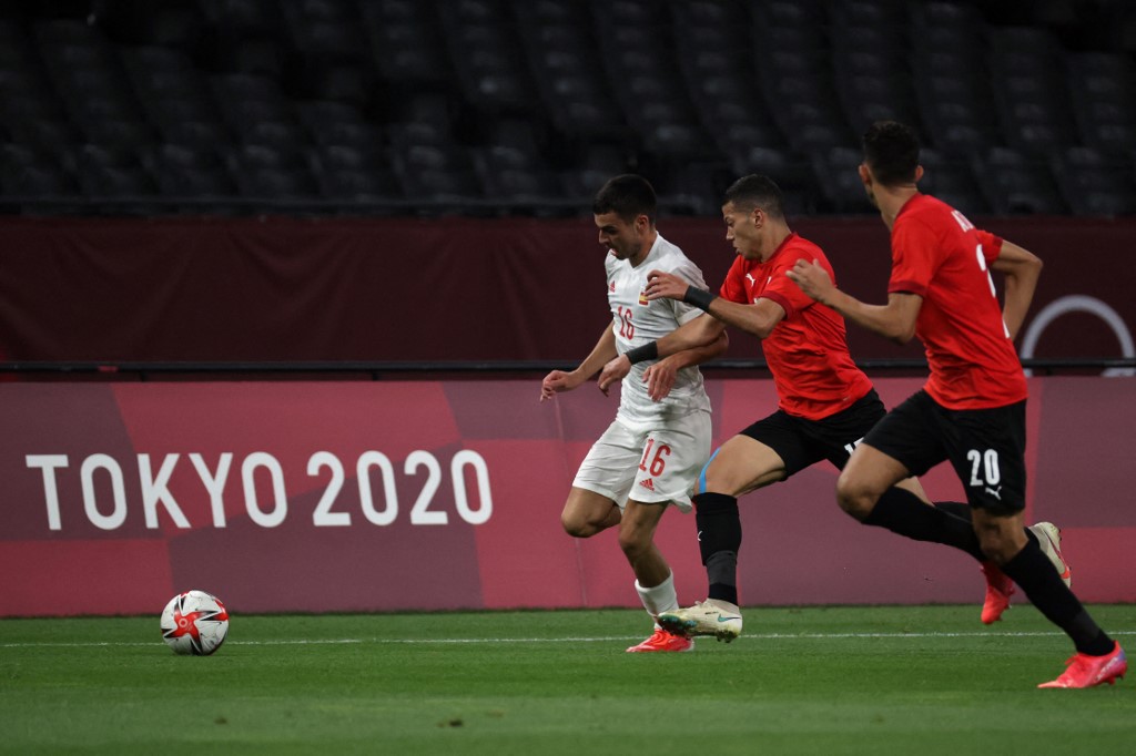 Le milieu de terrain espagnol Petri Gonzalez (à gauche) fait courir le ballon avec les joueurs égyptiens après le premier tour du match de football masculin du groupe C des Jeux Olympiques de Tokyo 2020 entre l'Égypte et l'Espagne le 22 juillet 2021 au Sapporo Dom de Sapporo. 
