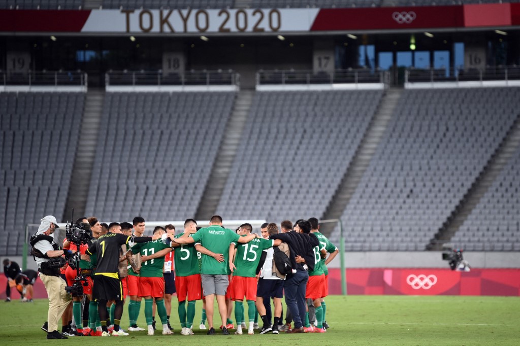 Mexico team celebrate their victory at the end of the Tokyo 2020 Olympic Games men's group A first round football match between Mexico and France at Tokyo Stadium in Tokyo on July 22, 2021.