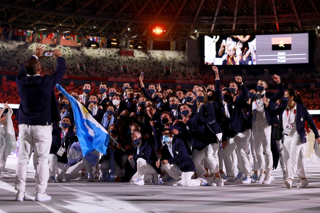 Argentina's delegation pose for a photo during the opening ceremony of the Tokyo 2020 Olympic Games, at the Olympic Stadium, in Tokyo, on July 23, 2021. (Photo by Odd ANDERSEN / AFP)