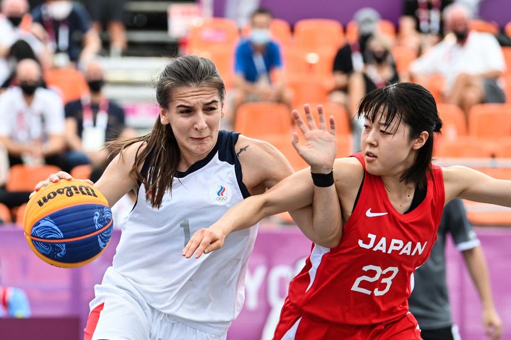 Russia's Yulia Kozik (L) and Japan's Mai Yamamoto fight for the ball during the women's first round 3x3 basketball match between Russia and Japan at the Aomi Urban Sports Park in Tokyo, on July 24, 2021 during the Tokyo 2020 Olympic Games. (Photo by Andrej ISAKOVIC / AFP)
