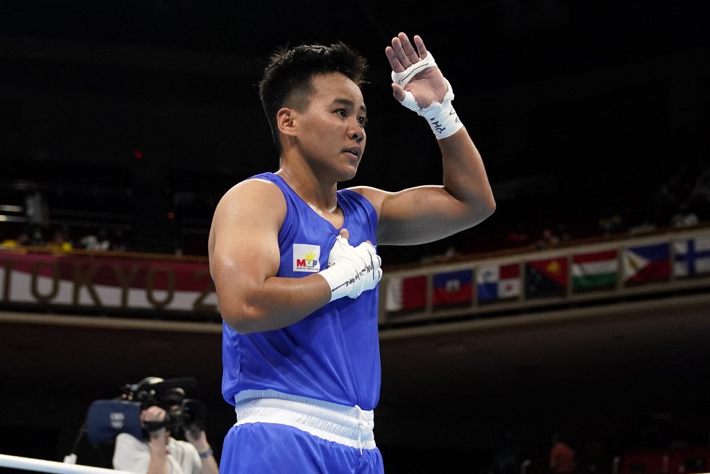 Nethi Petichio dari Filipina melakukan selebrasi setelah mengalahkan DR Kongo Marcellat Sakubi Machu dalam pertandingan babak penyisihan tinju putri (54-57kg) selama Olimpiade Tokyo 2020 di Kokugikan Arena di Tokyo pada 24 Juli 2021.