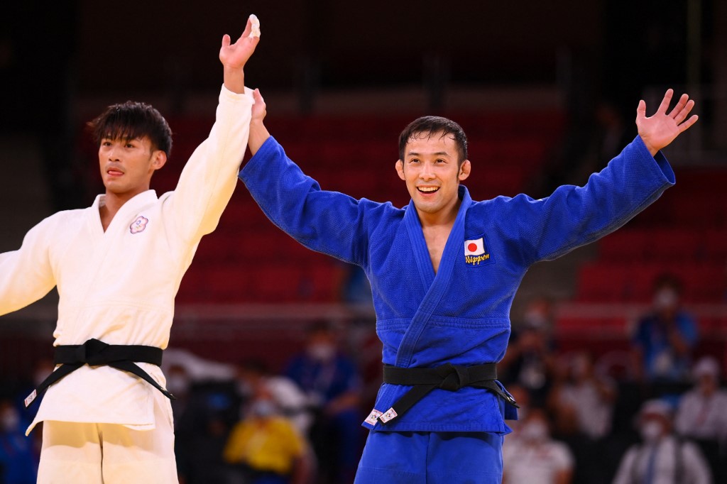 R) celebrates winning the judo men's -60kg final bout against Taiwan's Yang Yung Wei during the Tokyo 2020 Olympic Games at the Nippon Budokan in Tokyo on July 24, 2021.