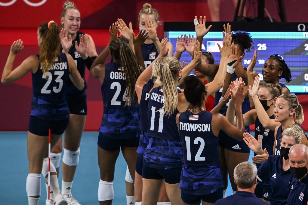 USA's players celebrate their victory in the women's preliminary round pool B volleyball match between USA and Argentina during the Tokyo 2020 Olympic Games at Ariake Arena in Tokyo on July 25, 2021. 