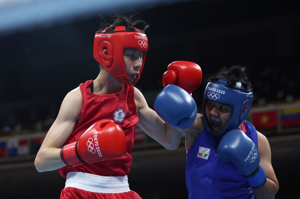Chinese Taipei's Yu-Ting Lin (red) and Philippines' Nesthy Petecio fight during their women's feather (54-57kg) preliminaries round of 16 boxing match during the Tokyo 2020 Olympic Games at the Kokugikan Arena in Tokyo on July 26, 2021. (Photo by Buda Mendes / POOL / AFP)