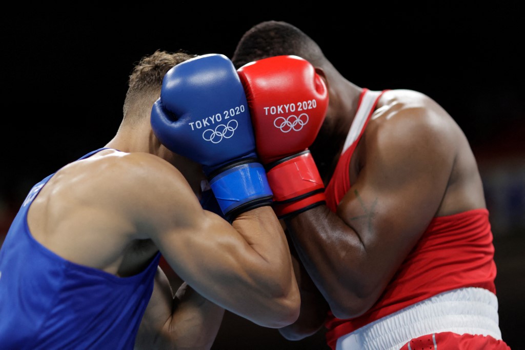 alla (red) and New Zealand's David Nyika fight during their men's heavy (81-91kg) preliminaries round of 16 boxing match during the Tokyo 2020 Olympic Games at the Kokugikan Arena in Tokyo on July 27, 2021. 