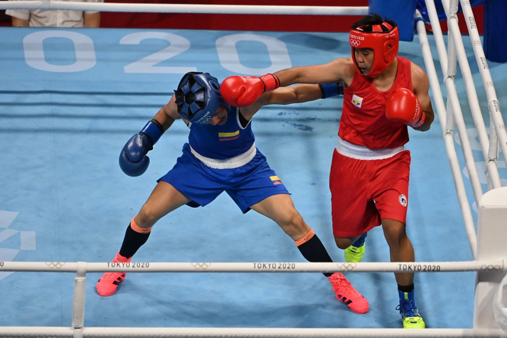 Philippines' Nesthy Petecio (red) and Colombia's Yeni Marcela Arias Castaneda fight during their women's feather (54-57kg) quarter-final boxing match during the Tokyo 2020 Olympic Games at the Kokugikan Arena in Tokyo on July 28, 2021.