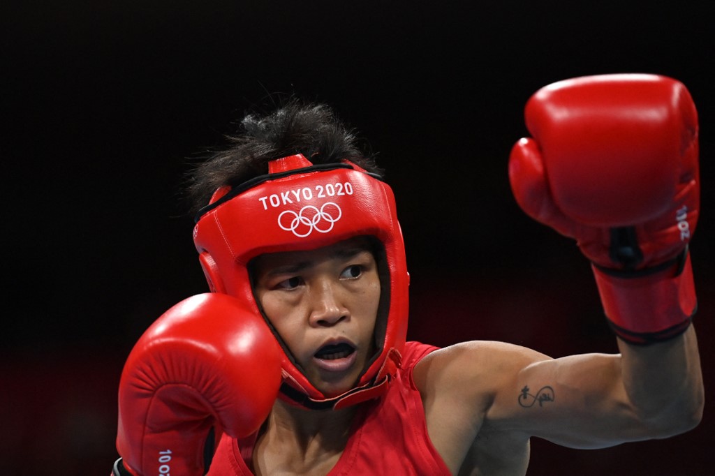 Petenis Irlandia Magno Filipina melawan Jutamas Jitpong Thailand dalam pertandingan babak penyisihan 16 besar fly (48-51kg) putri mereka selama Olimpiade Tokyo 2020 di Kokugikan Arena di Tokyo pada 29 Juli 2021.