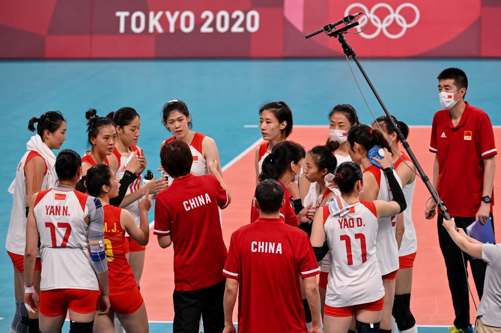 China's head coach Lang Ping (centre L) speaks to her players in the women's preliminary round pool B volleyball match between China and Russia during the Tokyo 2020 Olympic Games at Ariake Arena in Tokyo on July 29, 2021