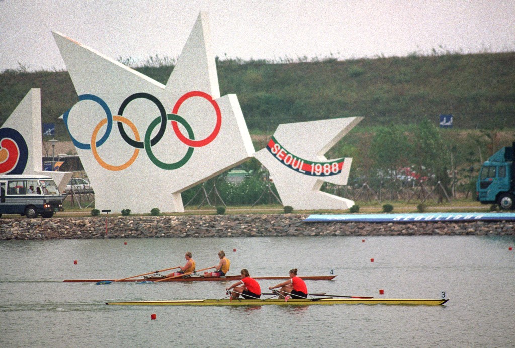 Rowers of the women's competition in action on the Han River, 25 Sep 1988, during the summer Olympics in Seoul. (Photo by GERARD MALIE / AFP)